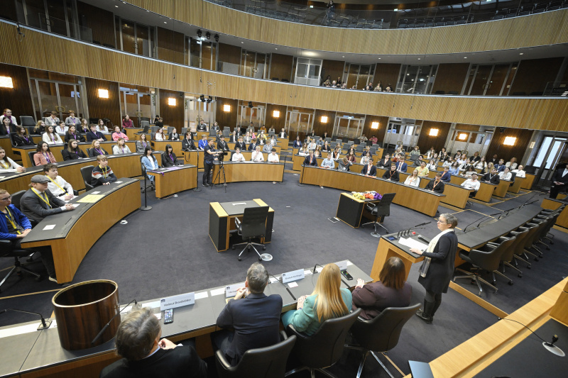 Schüler:innen im Nationalratssaal