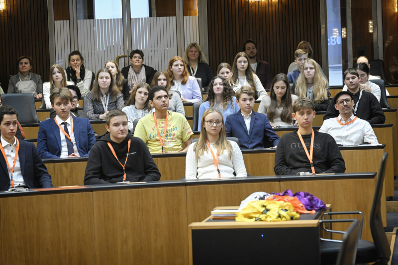 Schüler:innen im Nationalratssaal