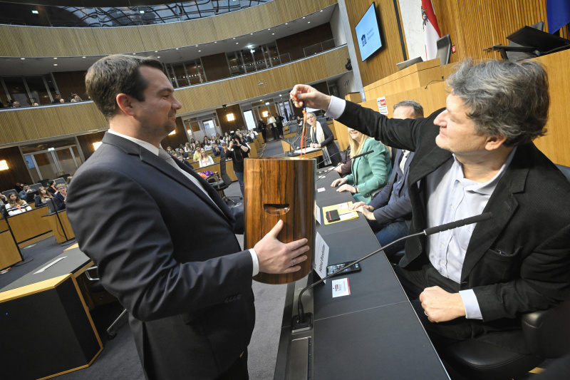 Nationalratsabgeordneter Helmut Brandstätter (NEOS) bei der Ziehung der Klubzugehörigkeit
