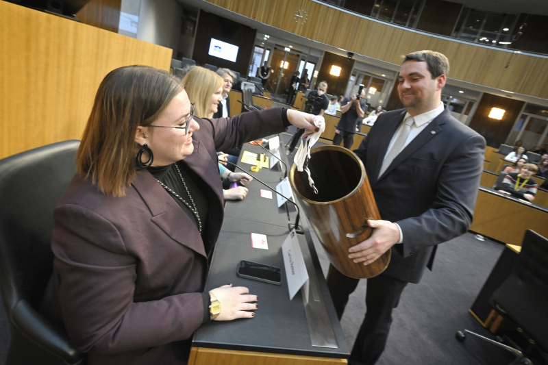 Nationalratsabgeordnete Carina Reiter (ÖVP) bei der Ziehung der Klubzugehörigkeit