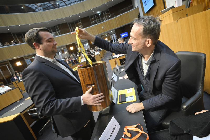 Nationalratsabgeordneter Hermann Weratschnig (GRÜNE) bei der Ziehung der Klubzugehörigkeit