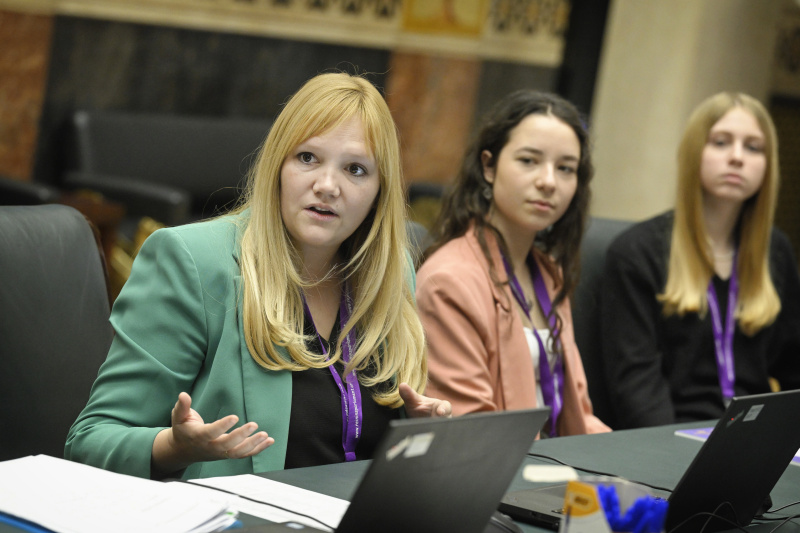 Nationalratsabgeordnete Elisabeth Feichtinger (SPÖ) mit Schüler:innen bei einer Klubsitzung