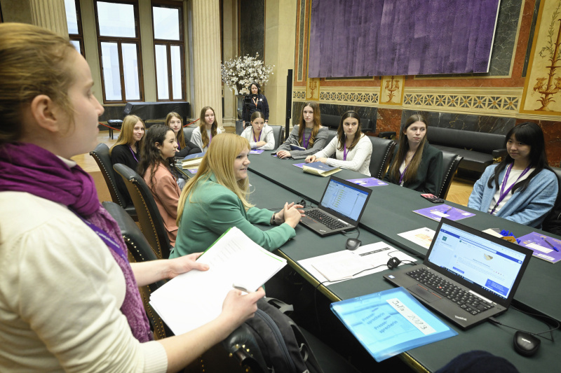 Schüler:innen bei einer Klubsitzung