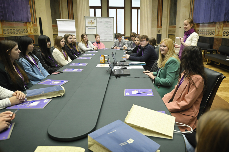 Schüler:innen bei einer Klubsitzung