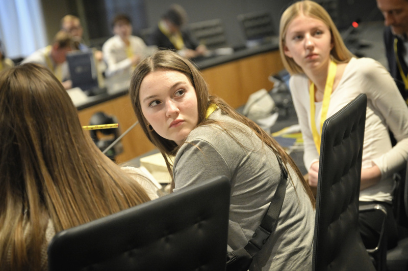 Schüler:innen bei einer Klubsitzung
