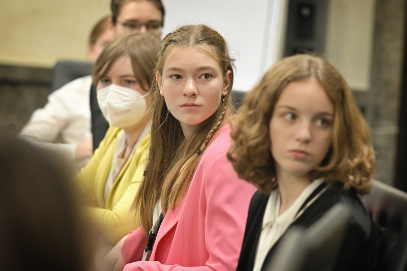 Schüler:innen bei einer Klubsitzung