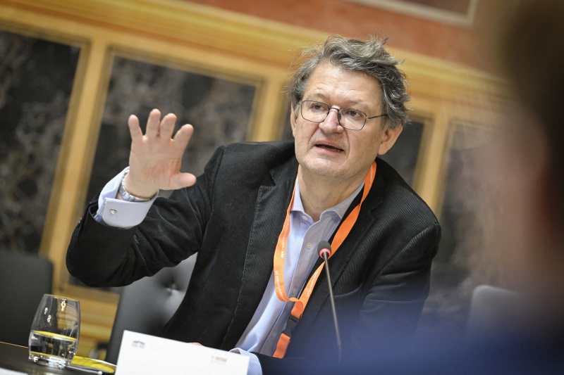 Nationalratsabgeordneter Helmut Brandstätter (NEOS) mit Schüler:innen bei einer Klubsitzung