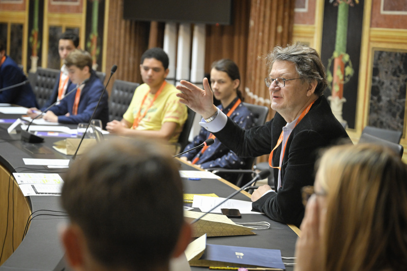 Nationalratsabgeordneter Helmut Brandstätter (NEOS) mit Schüler:innen bei einer Klubsitzung