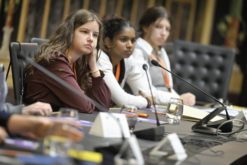 Schüler:innen bei einer Klubsitzung