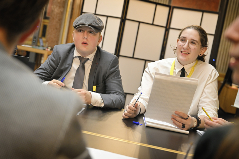 Schüler:innen bei einer Klubsitzung