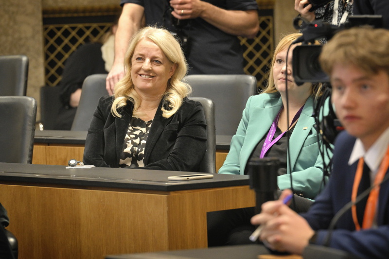 Bundesratspräsidentin Claudia Arpa (SPÖ) mit Schüler:innen bei einer Ausschusssitzung