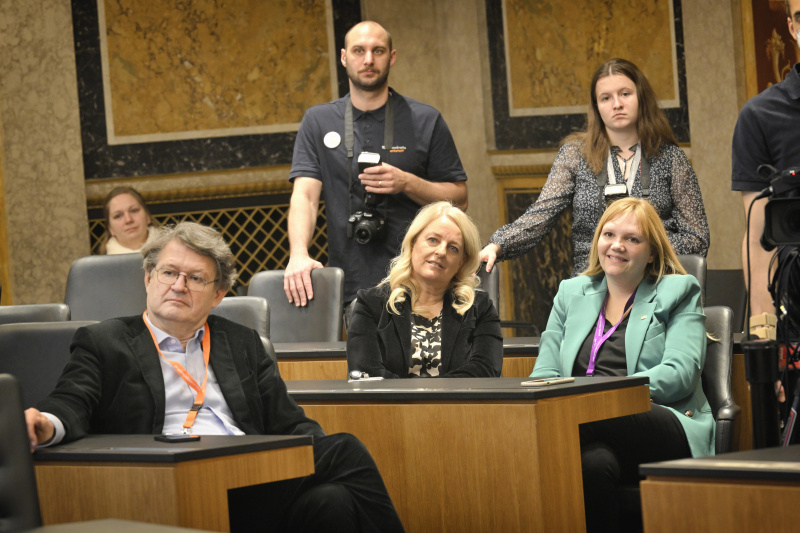 Von links: Nationalratsabgeordneter Helmut Brandstätter (NEOS), Bundesratspräsidentin Claudia Arpa (SPÖ), Nationalratsabgeordnete Elisabeth Feichtinger (SPÖ) mit Schüler:innen bei einer Ausschusssitzung