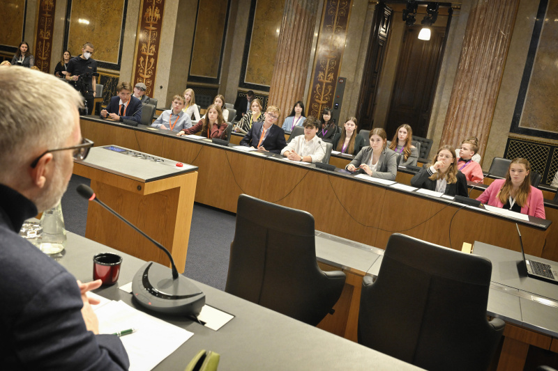 Schüler:innen bei einer Ausschusssitzung