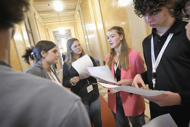 Schüler:innen bei einer Klubsitzung