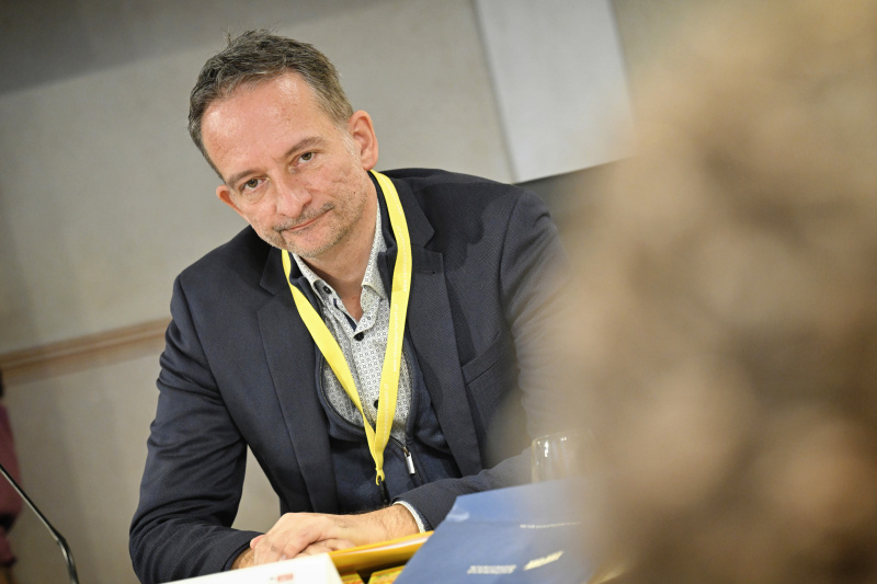 Nationalratsabgeordneter Hermann Weratschnig (GRÜNE) mit Schüler:innen bei einer Klubsitzung