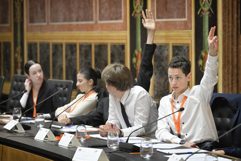 Schüler:innen bei einer Klubsitzung