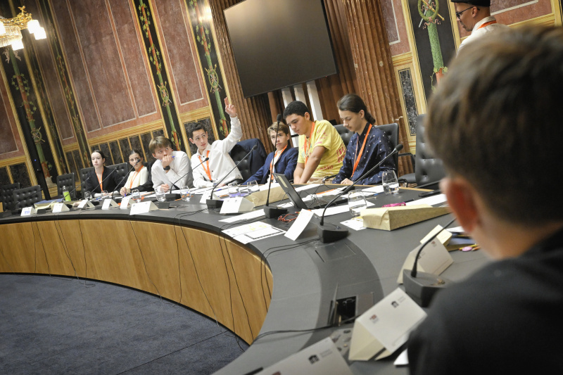 Schüler:innen bei einer Klubsitzung