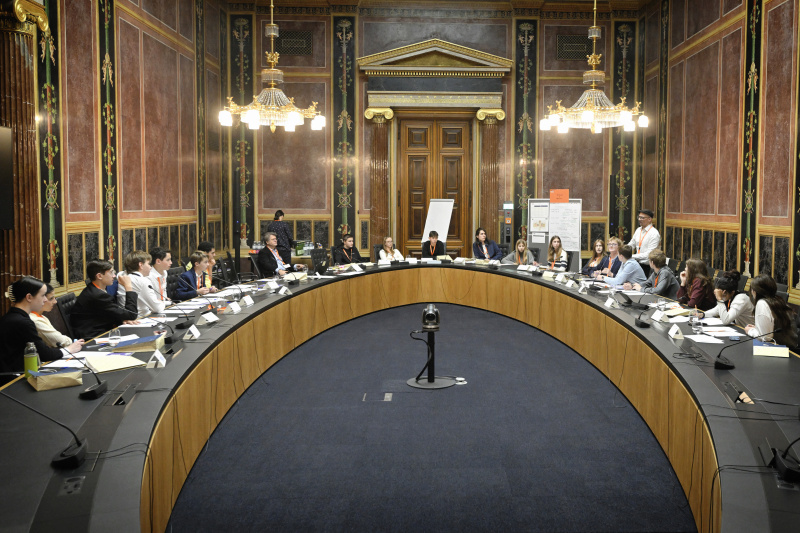 Schüler:innen bei einer Klubsitzung