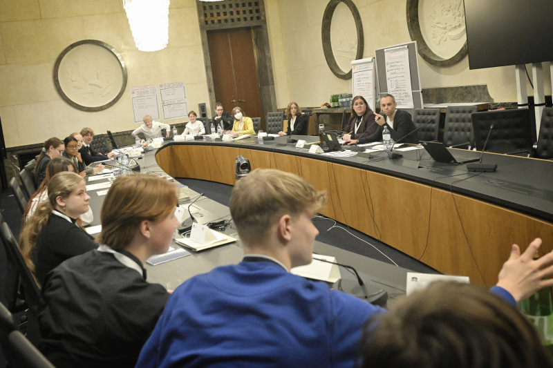 Schüler:innen bei einer Klubsitzung