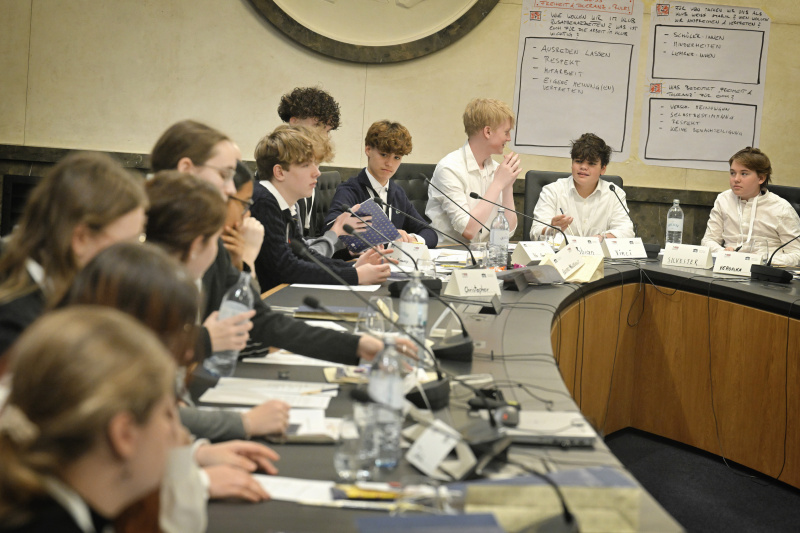 Schüler:innen bei einer Klubsitzung