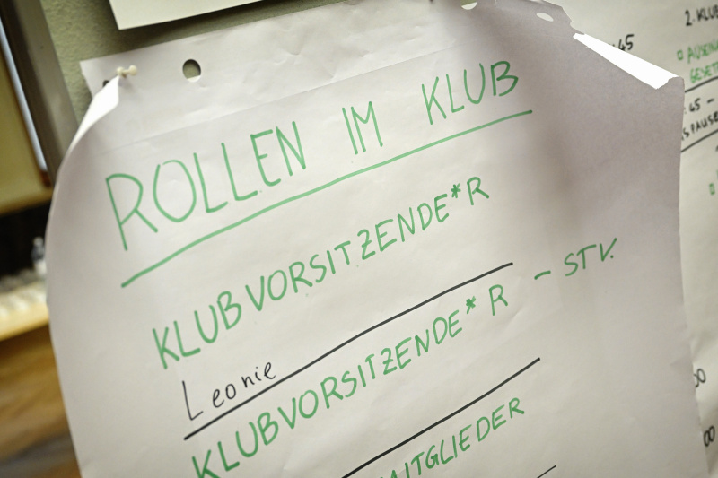 Schüler:innen bei einer Klubsitzung - Pinwand