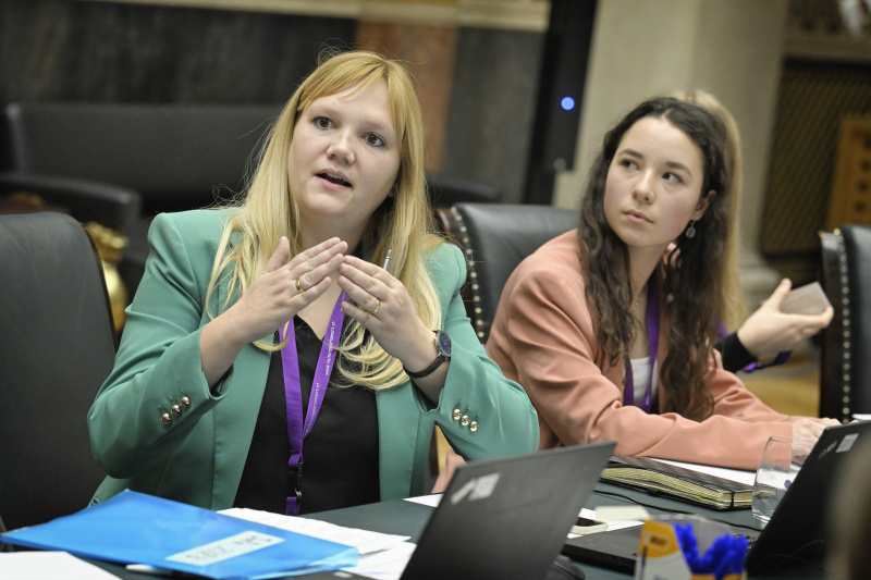Nationalratsabgeordnete Elisabeth Feichtinger (SPÖ) mit Schüler:innen bei einer Klubsitzung