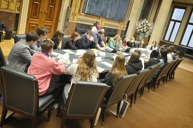 Schüler:innen bei einer Klubsitzung