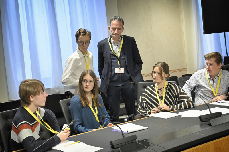 Nationalratsabgeordneter Hermann Weratschnig (GRÜNE) mit Schüler:innen bei einer Klubsitzung