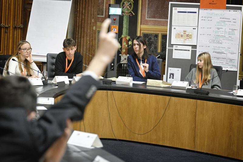 Schüler:innen bei einer Klubsitzung