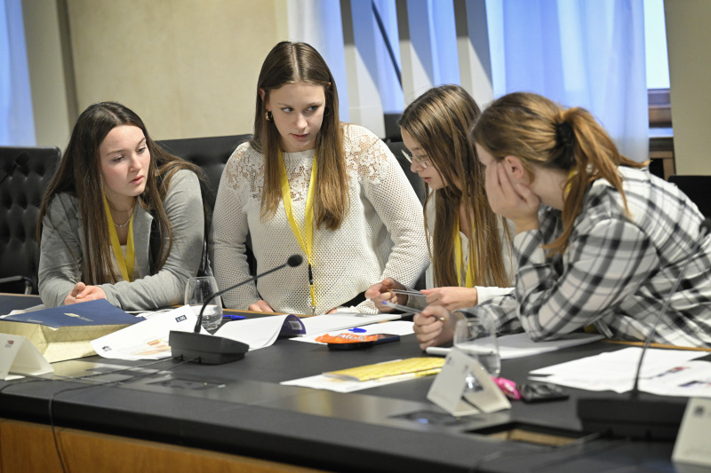 Schüler:innen bei einer Klubsitzung