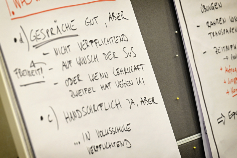 Schüler:innen bei einer Klubsitzung - Pinwand und Flipchart