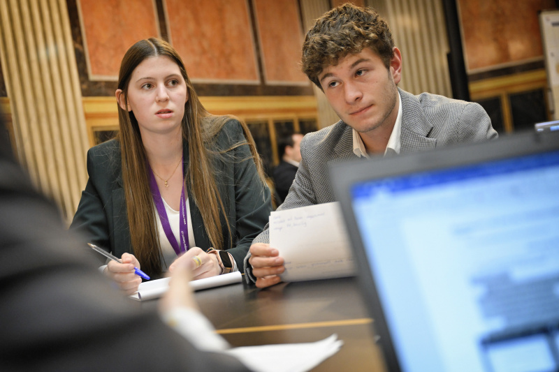 Schüler:innen bei einer Klubsitzung