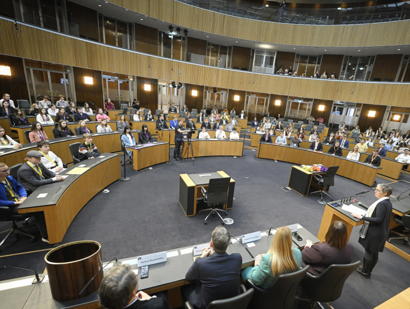 Schüler:innen im Nationalratssaal