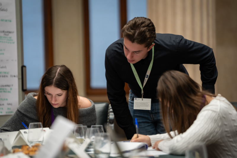 Schüler:innen bei einer Klubsitzung