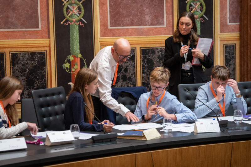 Schüler:innen bei einer Klubsitzung