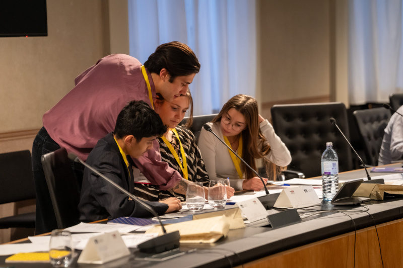 Schüler:innen bei einer Klubsitzung