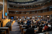 Plenarsitzung zum Abschluss des Jugendparlaments. Abstimmung