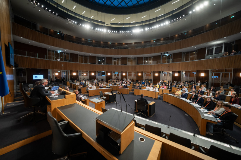 Dritter Nationalratspräsident Norbert Hofer (FPÖ) am Präsidium während der Plenarsitzung des Jugendparlaments
