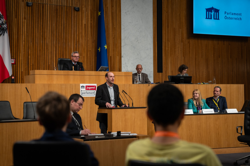 Am Rednerpult Bundesrat Karl-Arthur Arlamovsky (NEOS)