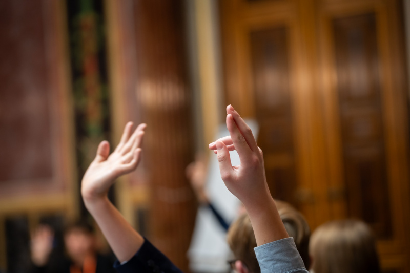 Schüler:innen bei einer Klubsitzung