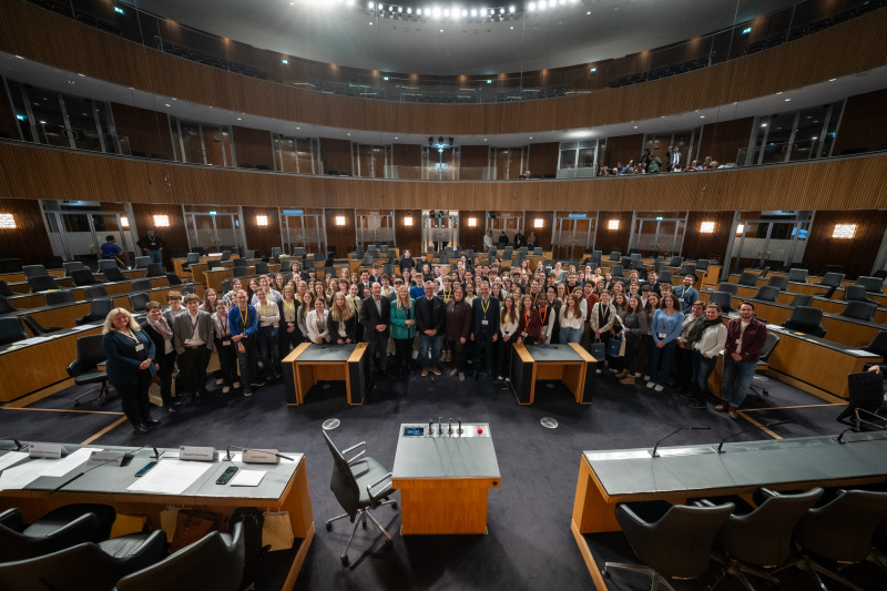 Gruppenfoto. Schüler:innen zum Abschluss des Jugendparlaments