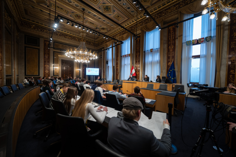 Schüler:innen bei einer Ausschusssitzung