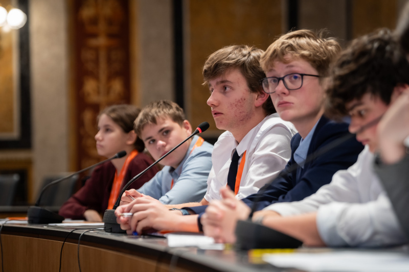 Schüler:innen bei einer Ausschusssitzung