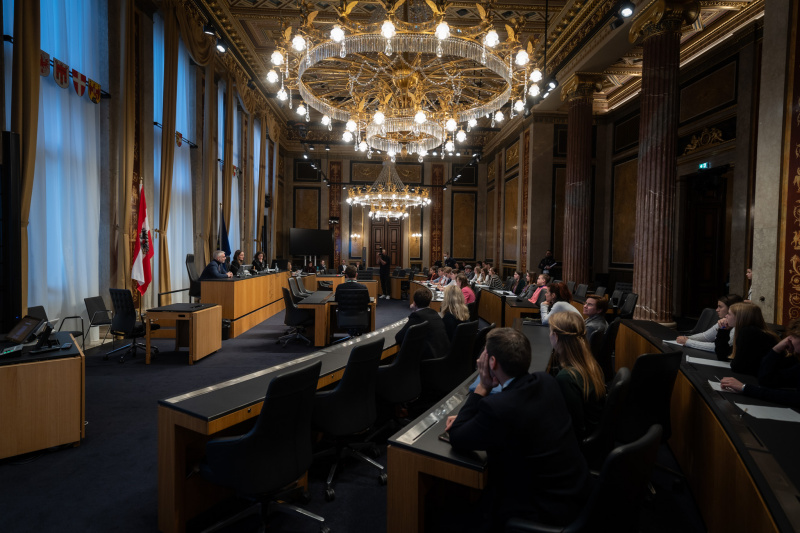 Schüler:innen bei einer Ausschusssitzung