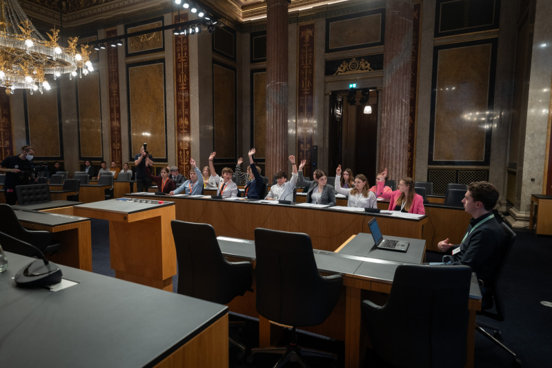 Schüler:innen bei einer Ausschusssitzung