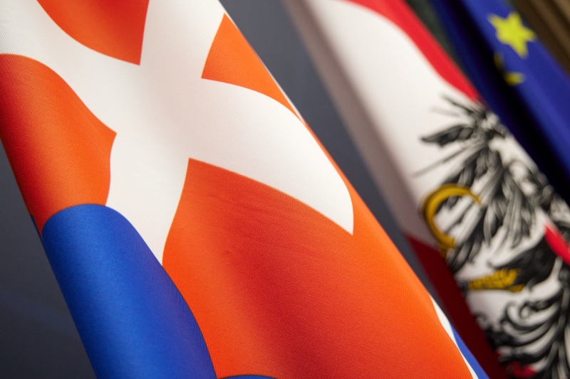 Fahnenfoto. Slowakei und Österreich