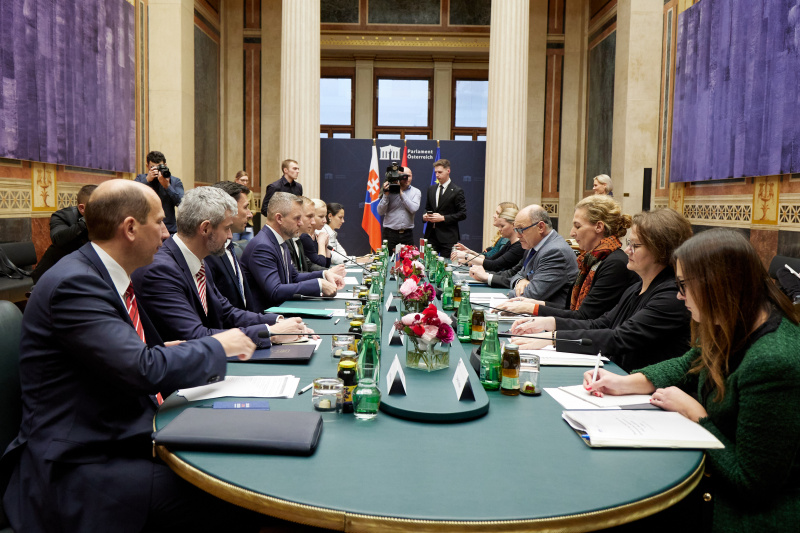 Arbeitsgespräch. Recht Tischhälfte Österreichische Delegation mit Nationalratspräsident Wolfgang Sobotka (ÖVP) (4.von rechts). Linke Tischhälfte Slowakische Delegation mit Präsidenten des Nationalrates der Slowakischen Republik Peter Pellegrini (4. von links).