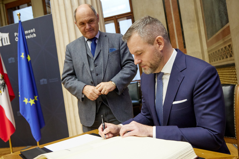 Gästebucheintrag. Von links: Nationalratspräsident Wolfgang Sobotka (ÖVP), Präsident des Nationalrates der Slowakischen Republik Peter Pellegrini