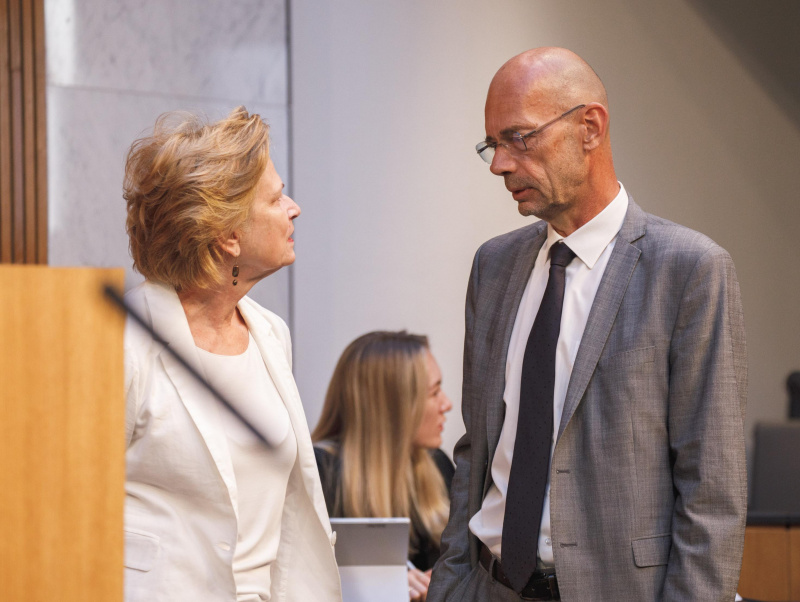 Von links: Parlamentsvizedirketorin Susanne Janistyn-Novák und Parlamentsdirektion Martin Peyerl im Gespräch