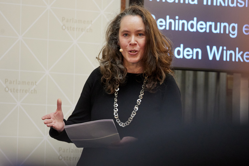 Moderation Menschenrechtsexpertin Marianne Schulze